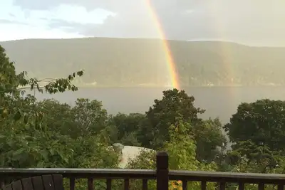 Image de Un chalet romantique et la retraite de l'artiste regardant vers le bas sur un lac enchanté