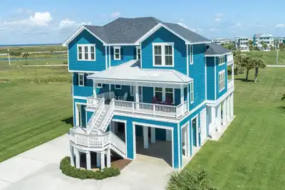 Image de Belle maison personnalisée avec des vues spectaculaires sur le golfe et la baie