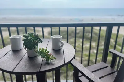 Image de Condo en bord de mer avec vue imprenable sur l'océan et grand balcon privé