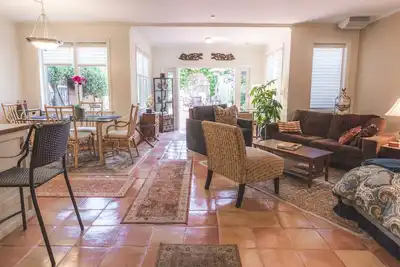 Image de Waterfront Marina- One Kind Garden Unit, Beaux volumes, Top-évalué!
