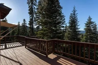 Image de Ski Lodge de luxe pour les familles avec bain à remous, 2 ponts principaux, table de billard et wifi