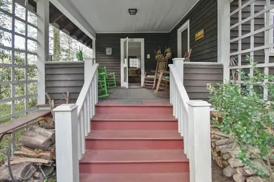 Image de Grand chalet familial centenaire, baignoire sur pattes et beaucoup de terrasse et porche