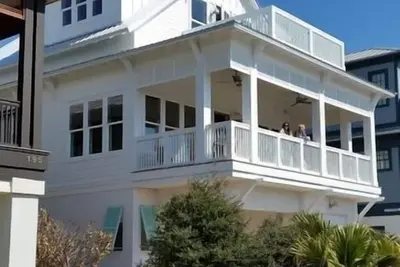 Image de Maison neuve avec vue sur le golfe et la plage. À quelques pas de la plage et du romarin!