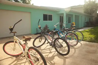 Image de Belle maison de canal rénovée avec quai, à 4 pâtés de maisons de la plage et du centre-ville de Cocoa Beach