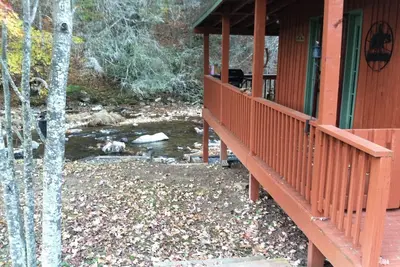 Image de Cozy petite cabane situé sur les rives d'une belle truite flux
