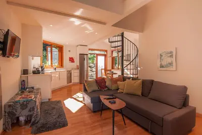 Image de Deep Cove Creekside, Ocean View Retreat