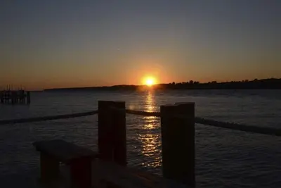 Image de Spectaculaire Waterfront Property! - Dock, Beach, Bungalows & Boat Lift! !