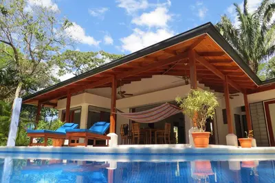 Image de Maison exécutive neuve idyllique, jardin tranquille, piscine, minutes de la plage, commodités