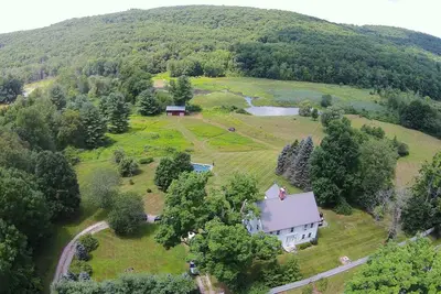 Image de Domaine historique sur 40 acres privés avec piscine, étang et vues!