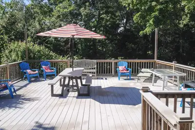 Image de 3Bd1. 5Ba Walk to MayflowerBeach, terrasse et cour ensoleillées massives, très propre!
