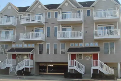 Image de Magnifiquement nommé 4 chambres Oceanside Townhouse sur 78th Street!