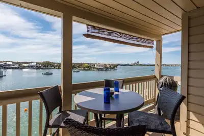 Image de Condo entièrement rénové avec les meilleurs couchers de soleil sur le lac!