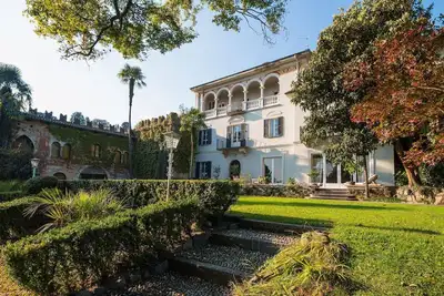 Image de villa sur le Lac Majeur, location de vacances lac Majeur, à pied de la ville villa Italie, villa privée avec piscine Lacs italiens