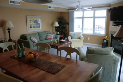 Image de Une retraite parmi les fun, beau, condo de luxe avec piscine, superbe emplacement.