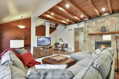 Image de Sunny End Home avec bain à remous privé, deux cheminées, nouvelle cuisine