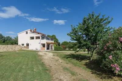 Grande retraite de jardin relaxant à proximité du centre, des plages et de la campagne
