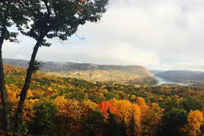 Image de Vue sur les montagnes sereines surplombant la rivière Hudson et les montagnes environnantes