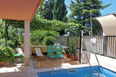 belle ambiance devant la piscine