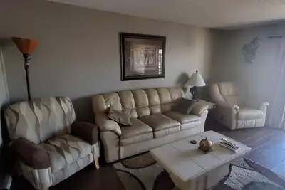 Image de Sur la rivière Condo-Snowbird Friendly