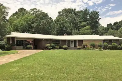 Image de Grande maison privée dans un emplacement idéal