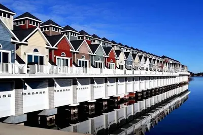 Image de Waterfront 3 Bdrm / 2 Ba condo avec hangar à bateaux