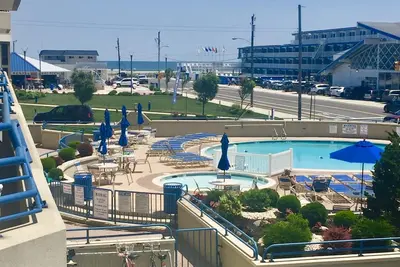Image de Superbe Ww Crest Beachfront Condo w / Vues sur l'océan et la piscine! Commodités Galore!