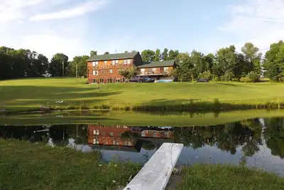 Image de Retraite spacieuse maison en bois rond avec une vue imprenable sur le comté de Delaware