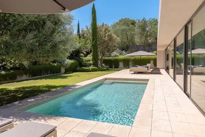 Image de Exquise villa moderne à Son Vida avec un grand jardin extérieur et une piscine.
