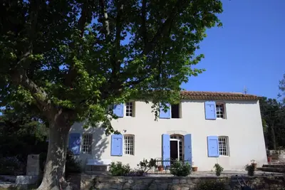 Image de Mas au milieu des vignes.