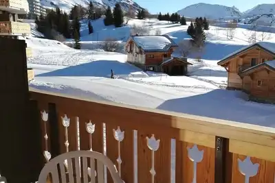 Image de Appartement ensoleillé avec vue à l'Alpe d'Huez, skis aux pieds, rénové en 2024