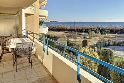 Image de Superbe appartement avec vue panoramique sur la mer et une plage de sable à la porte