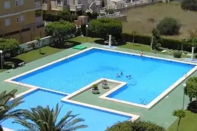 Image de 360 jours de soleil et de mer; immense piscine, court de tennis, jardins et mer
