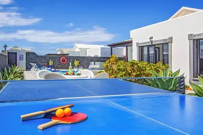 Image de Villa Qura - Cette villa comprend une piscine privée chauffée, une table de billard et A / C