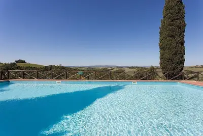 Casa Giobatta B: Une ancienne ferme caractéristique et accueillante sur deux étages entourée de verdure.