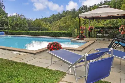 Image de Cottage indépendant très privé avec piscine privée chauffée à l'énergie solaire