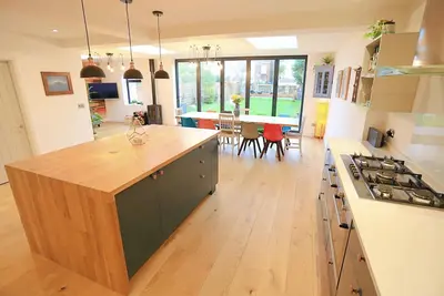 Image de Immense maison en bord de mer avec parking et jardin