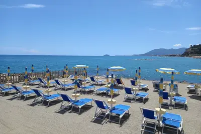 Image de Appartement dans un bâtiment historique, 80 mtr de la plage Wifi climatisation
