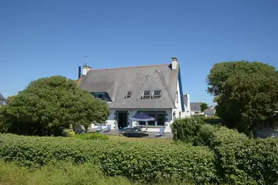 Spacieuse, Pieds dans l'eau, Vue mer, Accès direct plage depuis le jardin
