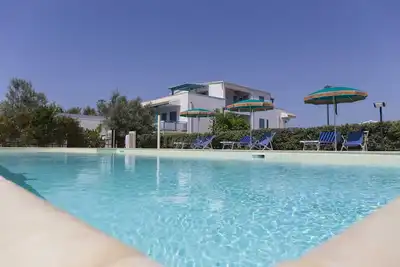 Image de Résidence avec piscine à quelques mètres de la mer et des villes de Montalbano