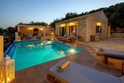 Image de Villa privée exclusive, piscine à mosaïque à débordement, vue imprenable sur la baie de Gaios