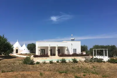 Image de Trullo à trois cônes et villa contemporaine avec piscine privée d'eau salée