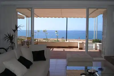 Maison avec vue fantastique en 1ère ligne de mer