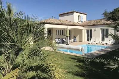 Image de maison tout confort 4 chambres, piscine chauffée de fin avril à fin septembre.