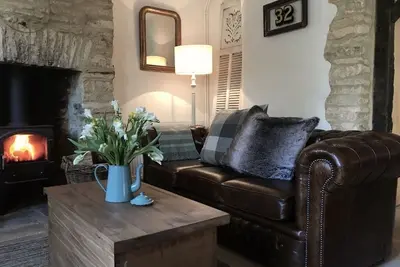 Image de Cottage de 2 lits acceptant les chiens dans le village des Cotswolds avec pub