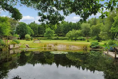 Image de Havre paisible de Millpool Lodge avec 3 acres de magnifiques jardins, des cascades et un bain Ă remous