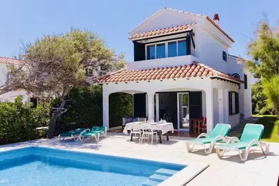 Image de Villa de 3 chambres avec piscine privée et vue imprenable sur mer à 5 minutes de la plage. Wifi