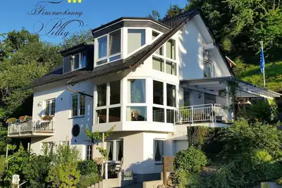 Image de Votre maison en informatique dans la vallée de l'Ahr. L'entrée de la Route des Vins rouge et Ahrsteig.