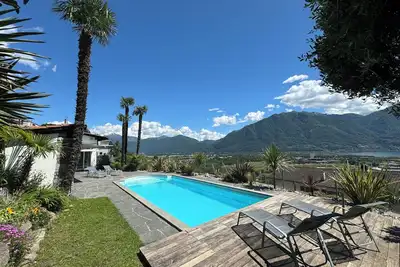 Image de Fantastique maison de vacances avec piscine privée chauffée et vue sur le lac