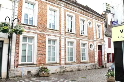 Image de Grande maison de charme 5 chambres au cœur de Montreuil-sur-Mer