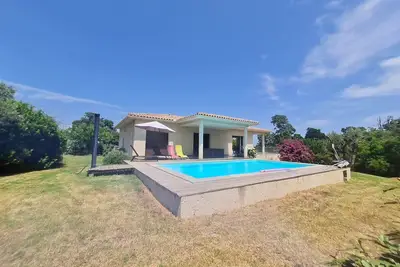 Image de Villa familiale avec piscine, entre mer et montagne.